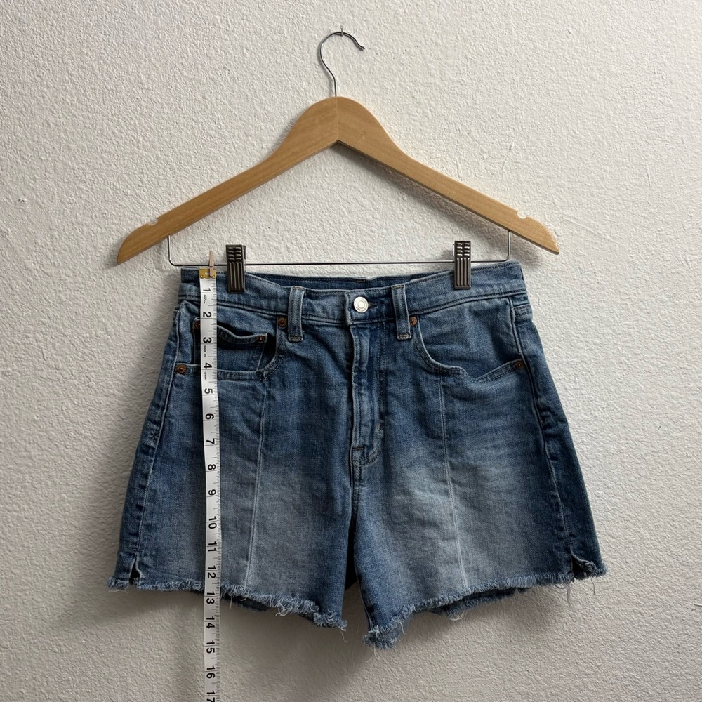 99% Cotton GAP 4” Girlfriend Shorts High Rise Raw Hem Size 26 / 2R
